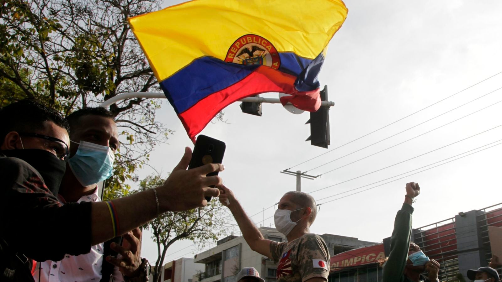 Un grupo de manifestantes derriba la estatua de Cristóbal Colón en Barranquilla, Colombia