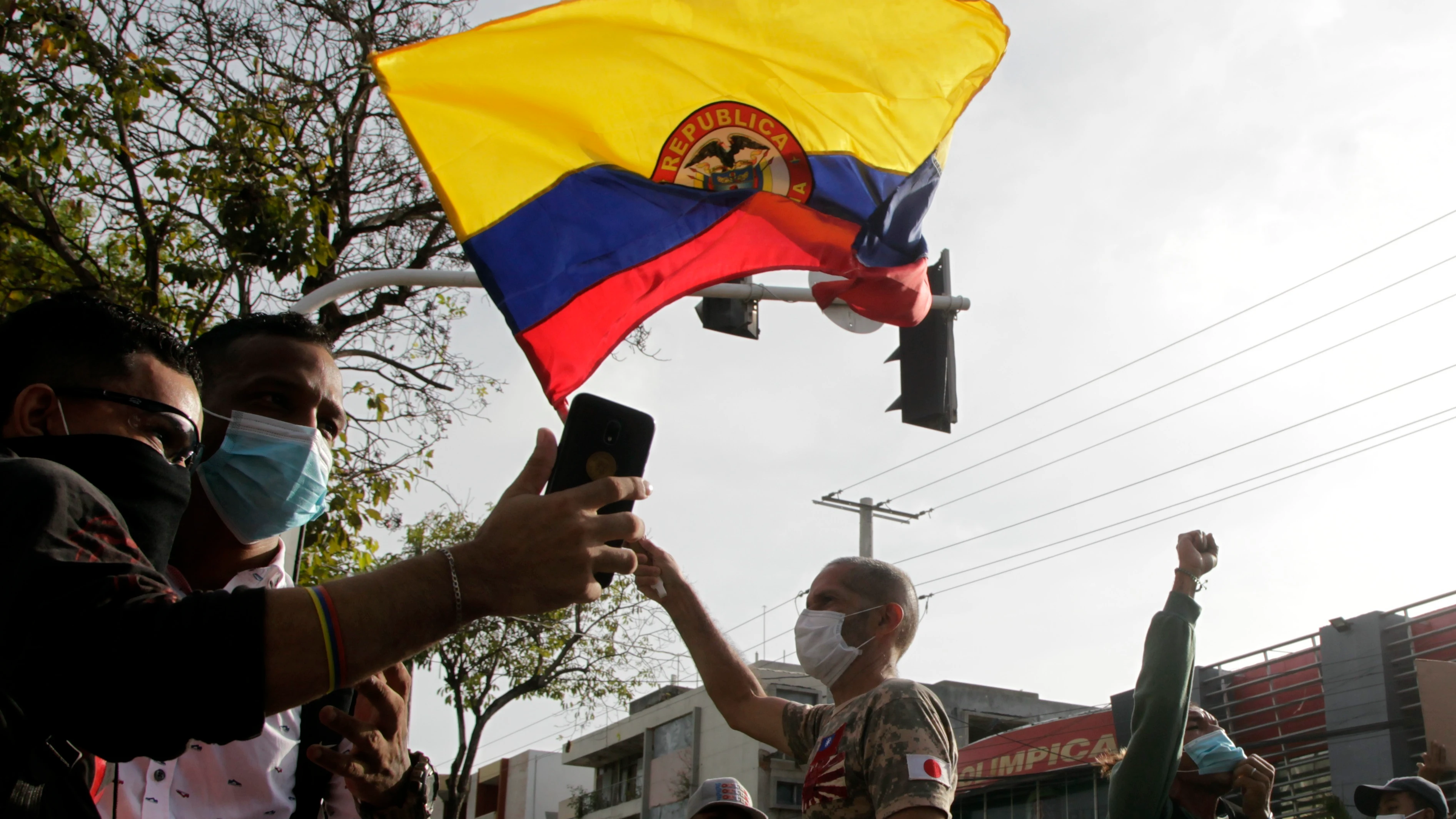 Un grupo de manifestantes derriba la estatua de Crist&oacute;bal Col&oacute;n en Barranquilla, Colombia