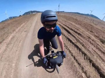 La insólita aventura de Sergi Unanue, recorrer Europa en una bici de bambú 