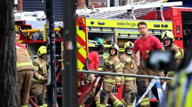 Una fuerte explosión provoca un gran incendio en una estación de tren en Londres con al menos un herido