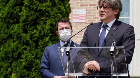 Carles Puigdemont junto a Pere Aragonès Carles Puigdemont junto a Pere Aragonès