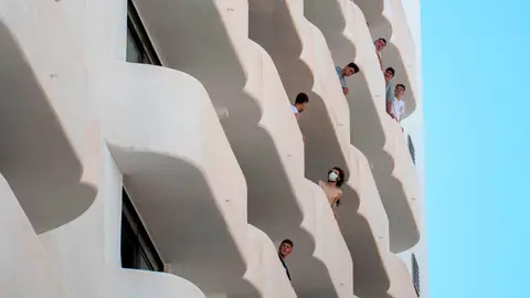 Mallorca obligará a realizar cuarentena a los contactos estrechos de los contagiados aunque den negativo Mallorca obligará a realizar cuarentena a los contactos estrechos de los contagiados aunque den negativo