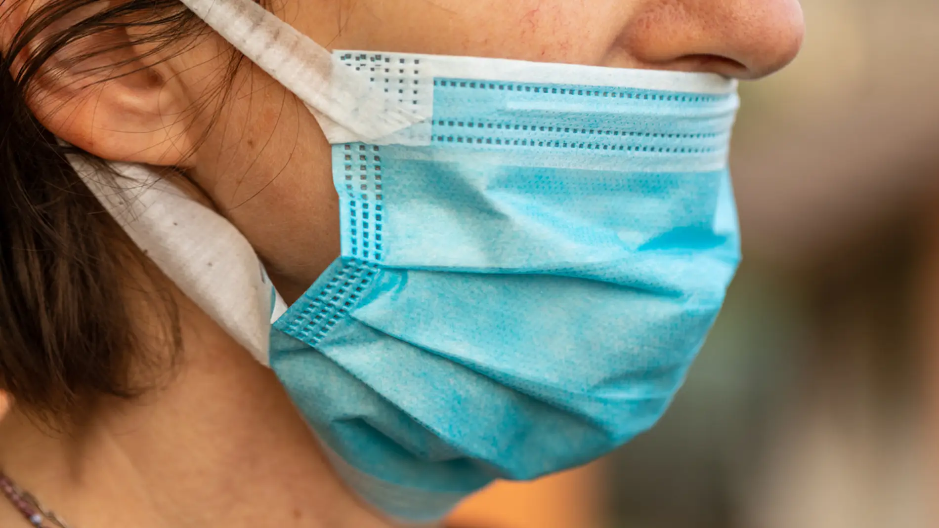 Con la mascarilla por debajo de la nariz