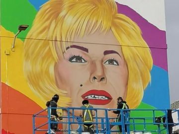 Canarias homenajea al humorista y transformista Xayo con un gran mural callejero 