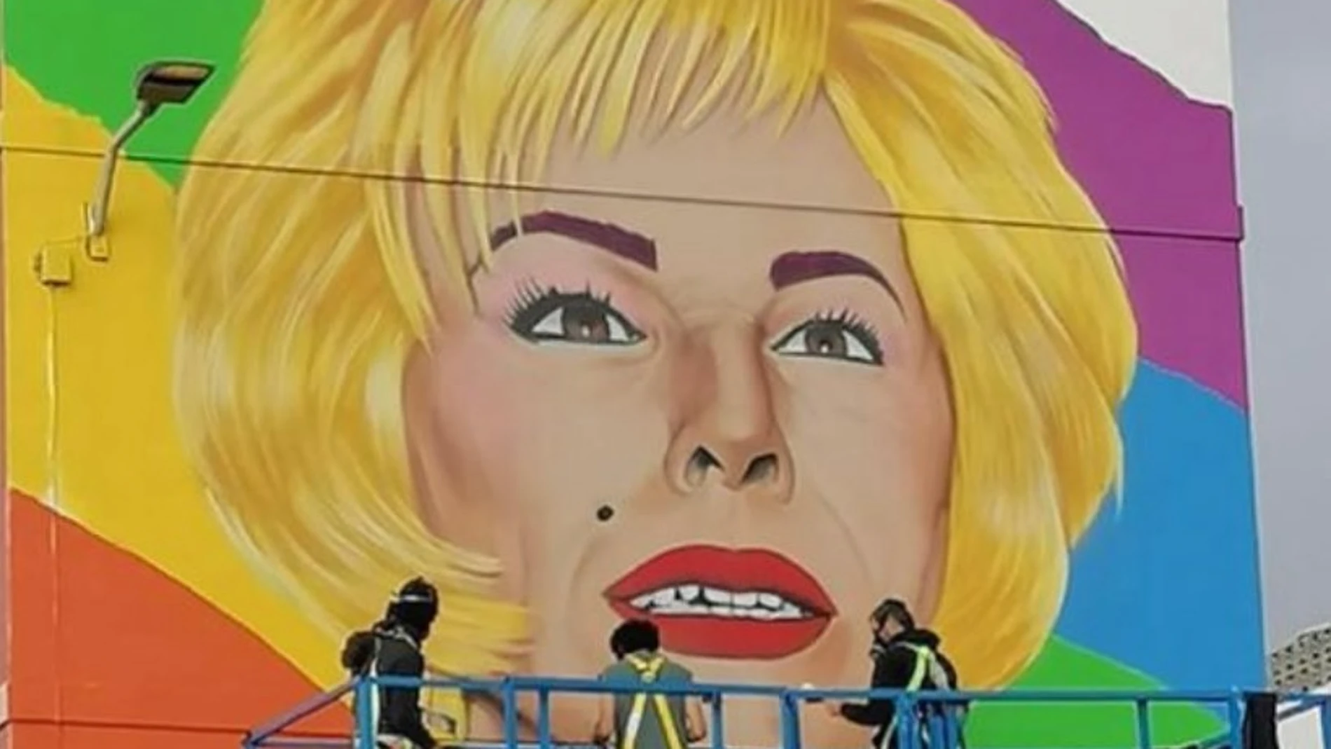Canarias homenajea al humorista y transformista Xayo con un gran mural callejero 