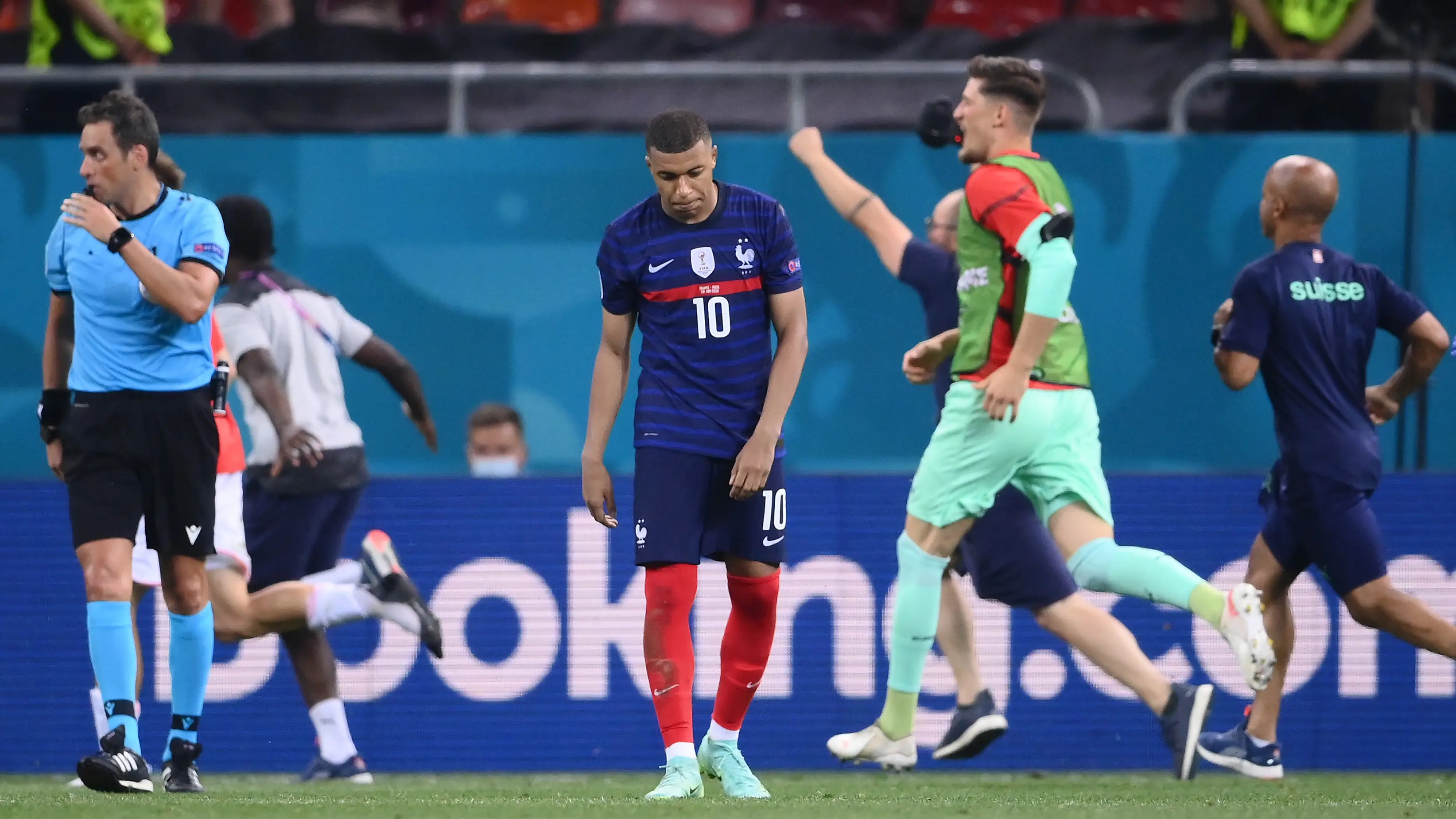 Mbappé, desolado tras fallar el penalti que dejó a Francia fuera de la Eurocopa: "Quería ayudar al equipo y fracasé" Mbappé, desolado tras fallar el penalti que dejó a Francia fuera de la Eurocopa: "Quería ayudar al equipo y fracasé"