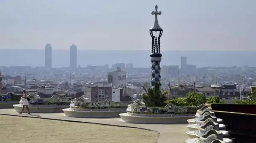Vista del skyline de Barcelona desde el Park G&uuml;ell en Barcelona