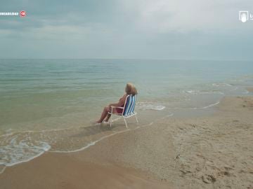 Una mujer descansa en la playa en el nuevo spot de Lotería Nacional