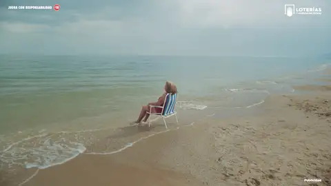 Una mujer descansa en la playa en el nuevo spot de Lotería Nacional Una mujer descansa en la playa en el nuevo spot de Lotería Nacional