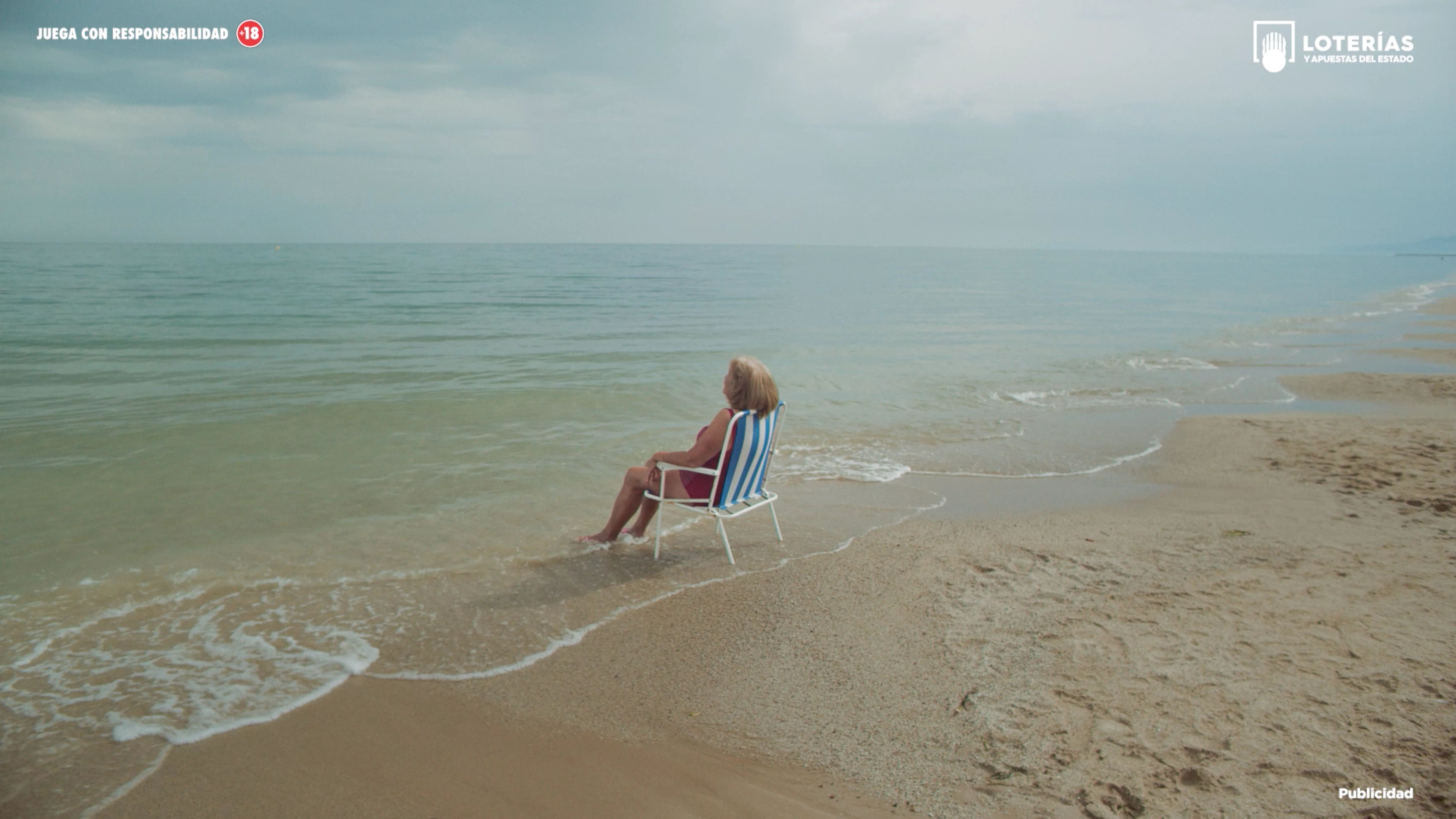Una mujer descansa en la playa en el nuevo spot de Lotería Nacional Una mujer descansa en la playa en el nuevo spot de Lotería Nacional