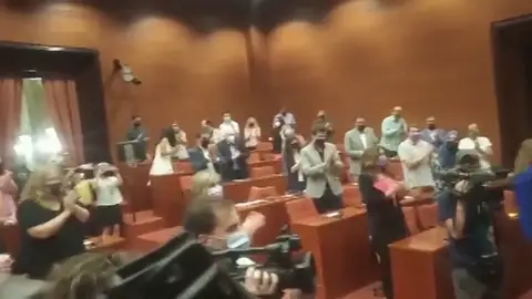 Ovación y aplausos a Oriol Junqueras en la primera reunión con ERC en el Parlamento tras ser indultado Ovación y aplausos a Oriol Junqueras en la primera reunión con ERC en el Parlamento tras ser indultado