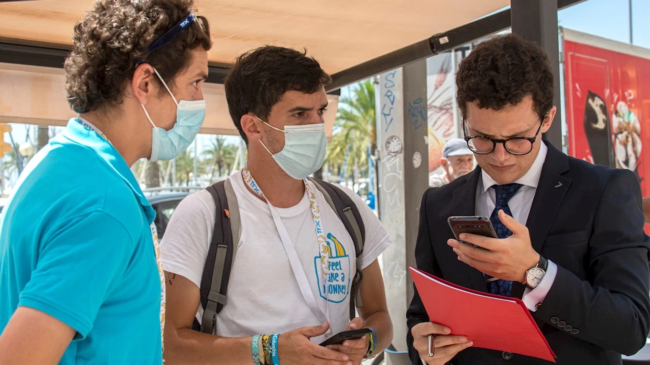 El abogado (d) de la empresa "Tu fin de curso.es" junto a dos monitores, en las inmediaciones del hotel Palma Bellver de Palma El abogado (d) de la empresa "Tu fin de curso.es" junto a dos monitores, en las inmediaciones del hotel Palma Bellver de Palma
