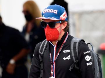 Alonso vuelve a enfadarse con la FIA: "Dos se salen, me adelantantan y no pasa nada, ya veo lo que se puede hacer"