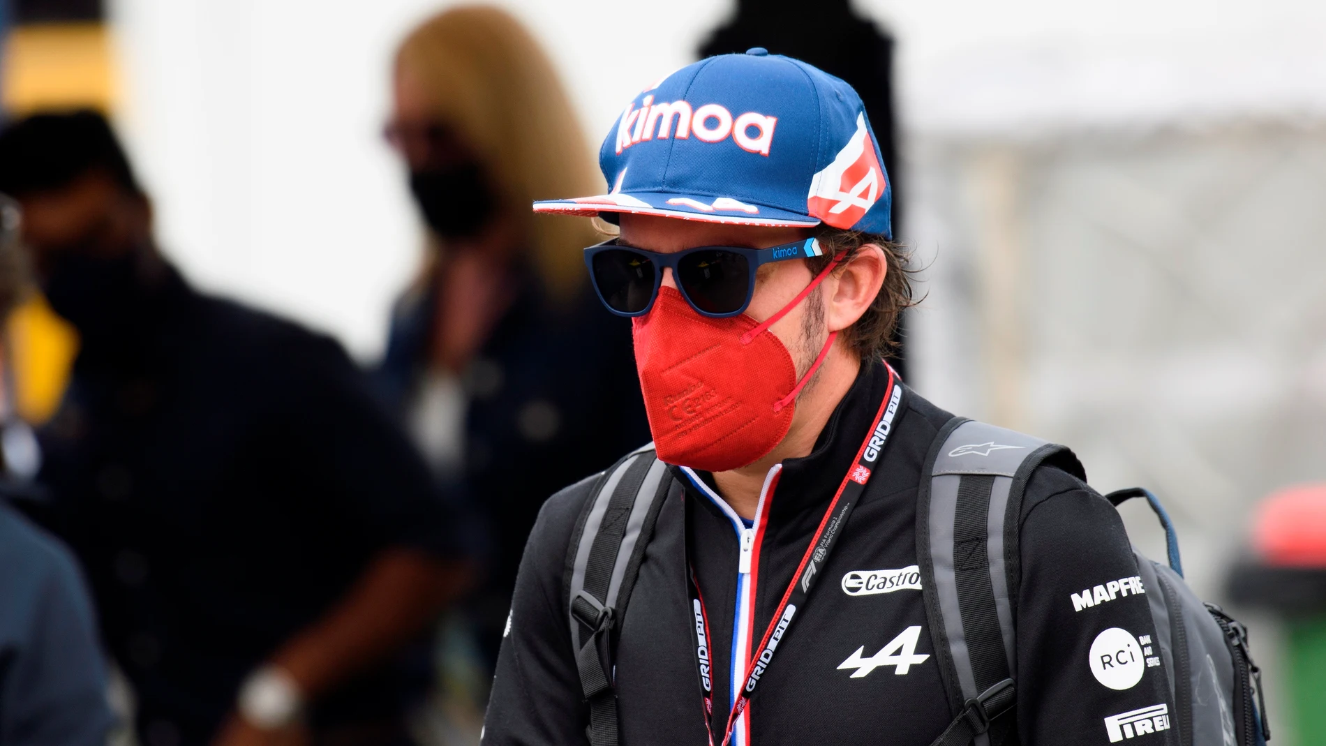 Alonso vuelve a enfadarse con la FIA: &quot;Dos se salen, me adelantantan y no pasa nada, ya veo lo que se puede hacer&quot;