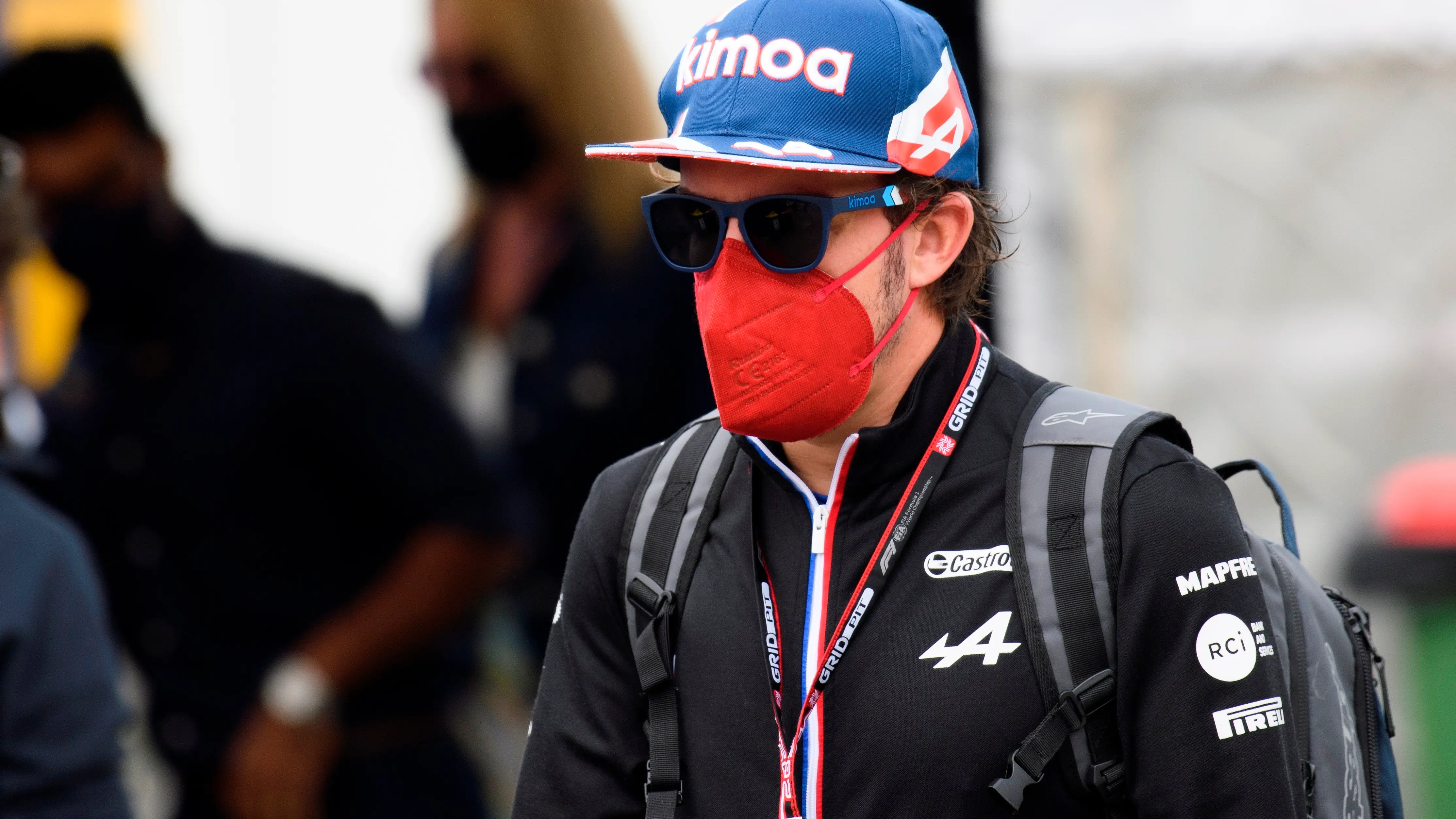 Alonso vuelve a enfadarse con la FIA: "Dos se salen, me adelantantan y no pasa nada, ya veo lo que se puede hacer"