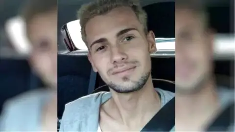La policía identifica a 7 presuntos agresores de la paliza mortal a Samuel, el joven asesinado en La Coruña La policía identifica a 7 presuntos agresores de la paliza mortal a Samuel, el joven asesinado en La Coruña