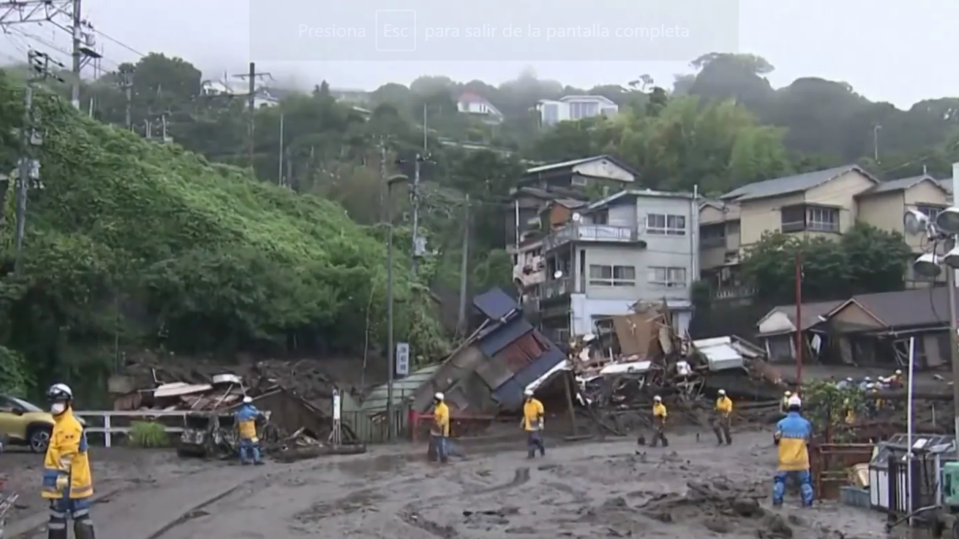 Equipos de rescate buscan a los 20 desaparecidos tras el alúd de lodo que arrasó varios barrios de la ciudad de Atami