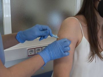 Una joven recibe la vacuna contra la Covid-19