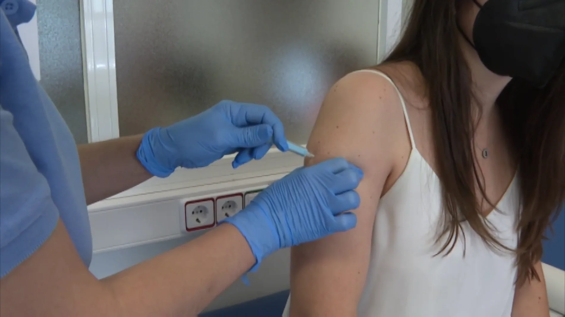 Una joven recibe la vacuna contra la Covid-19