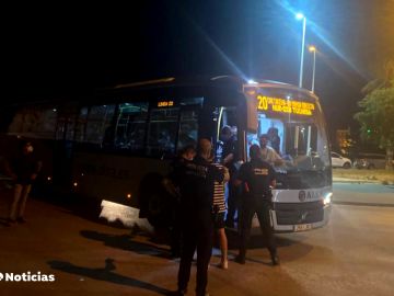Confinan a 60 pasajeros de un autobús por una menor contagiada que se fugó de casa