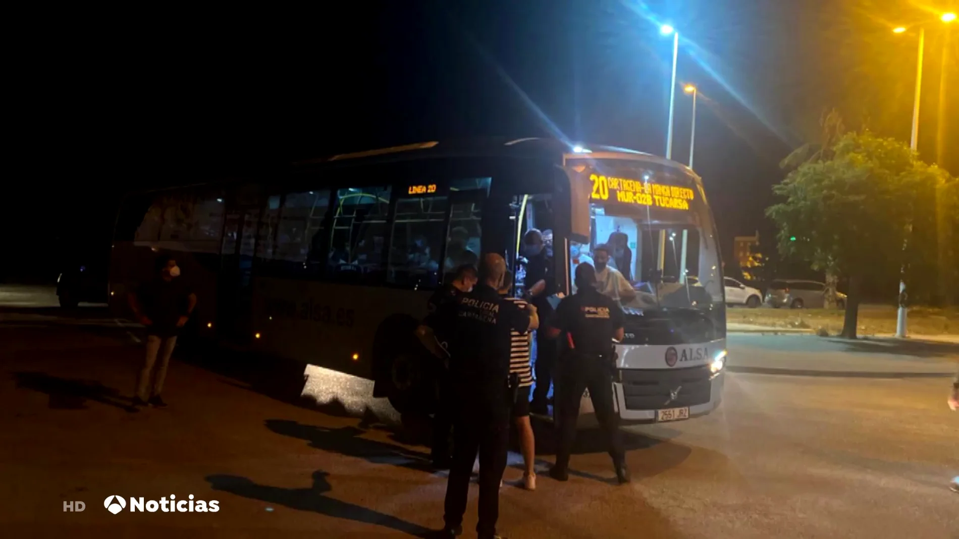 Confinan a 60 pasajeros de un autobús por una menor contagiada que se fugó de casa