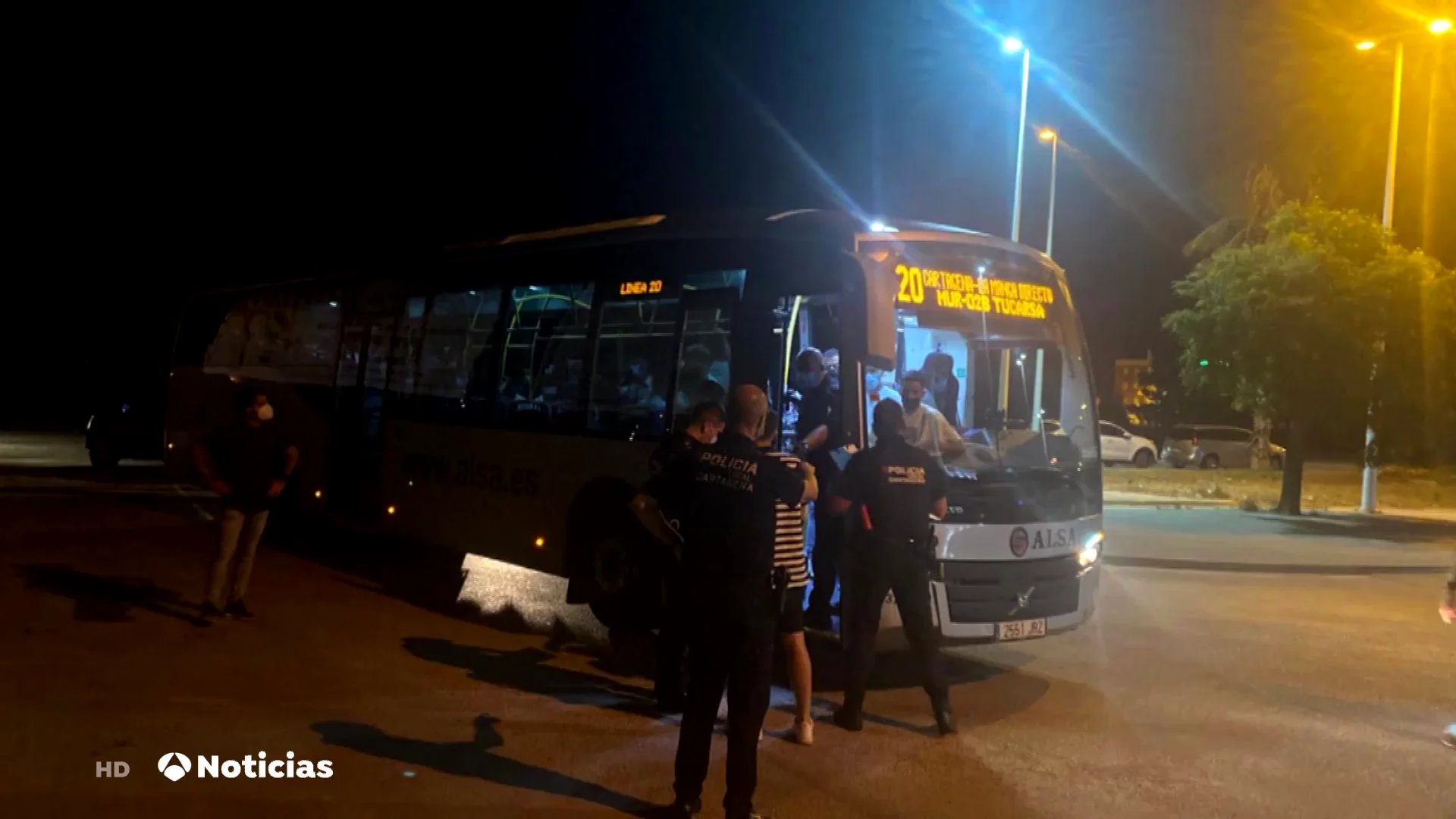 Confinan a 60 pasajeros de un autobús por una menor contagiada que se fugó de casa Confinan a 60 pasajeros de un autobús por una menor contagiada que se fugó de casa