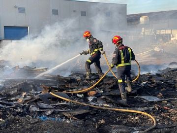 Un incendio junto a la M-45 a la altura de Leganés afecta a varios vehículos estacionados en un depósito