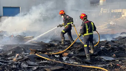 Un incendio junto a la M-45 a la altura de Leganés afecta a varios vehículos estacionados en un depósito Un incendio junto a la M-45 a la altura de Leganés afecta a varios vehículos estacionados en un depósito