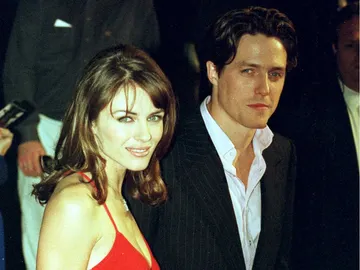 Hugh Grant y Elizabeth Hurley Hugh Grant y Elizabeth Hurley