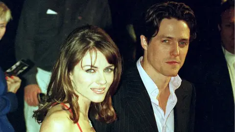 Hugh Grant y Elizabeth Hurley