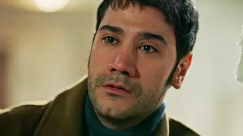 Yilmaz, confundido ante la mentira de Züleyha: “Soy un pobre sin trabajo y un fugitivo” Yilmaz, confundido ante la mentira de Züleyha: “Soy un pobre sin trabajo y un fugitivo”