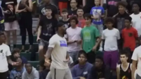 LeBron James salta a la cancha en un partido de su hijo y se va a por el speaker: "Le pitan las faltas por ser quien es" LeBron James salta a la cancha en un partido de su hijo y se va a por el speaker: "Le pitan las faltas por ser quien es"