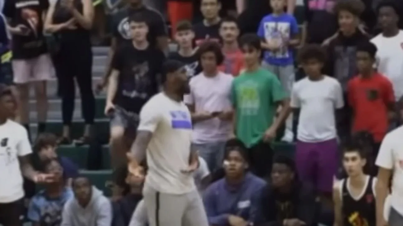 LeBron James salta a la cancha en un partido de su hijo y se va a por el speaker: "Le pitan las faltas por ser quien es" LeBron James salta a la cancha en un partido de su hijo y se va a por el speaker: "Le pitan las faltas por ser quien es"