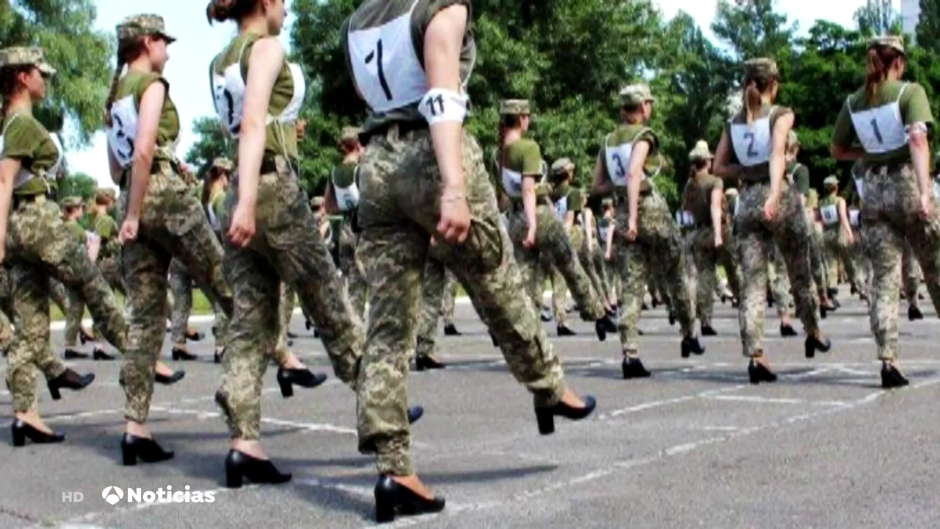 Acusan de "sexista" al Ministerio de Defensa de Ucrania por pretender que las soldado marchen con tacones en el desfile del 24 de agosto