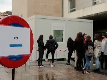 Jóvenes navarros esperan para someterse a una PCR