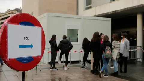 Jóvenes navarros esperan para someterse a una PCR Jóvenes navarros esperan para someterse a una PCR