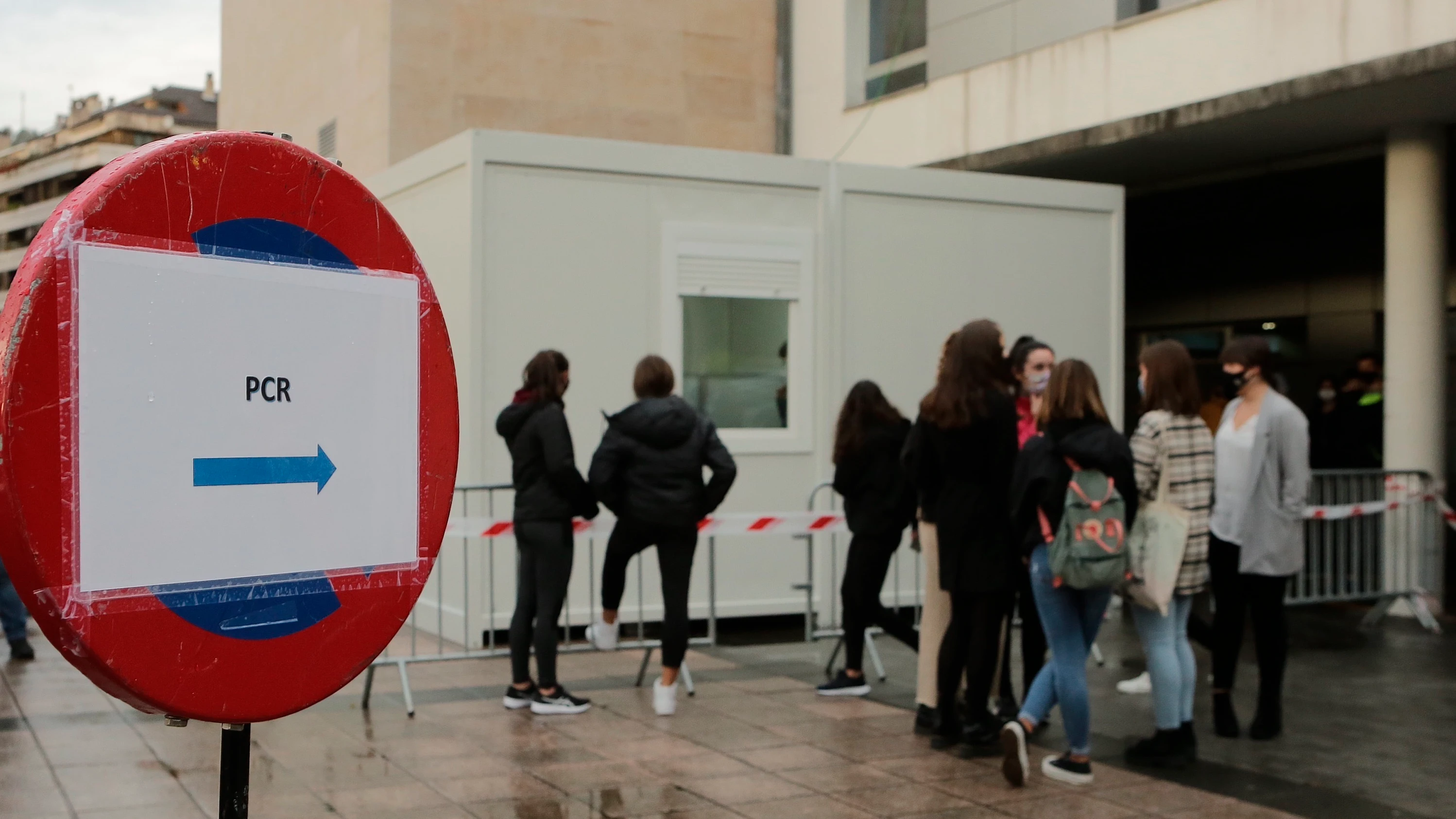 J&oacute;venes navarros esperan para someterse a una PCR
