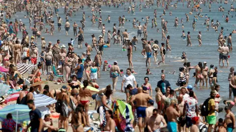 La policía pone más de 100 sanciones solo en Benidorm por no respetar las medidas de seguridad contra la Covid-19 La policía pone más de 100 sanciones solo en Benidorm por no respetar las medidas de seguridad contra la Covid-19