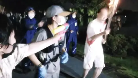 Detenida una mujer por disparar a la antorcha olímpica con una pistola de agua Detenida una mujer por disparar a la antorcha olímpica con una pistola de agua
