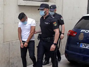 Uno de los cuatro integrantes de la llamada "manada de Callosa" llega a la Audiencia Provinical de Alicante para la celebración del juicio acusados de un presunto delito de violación en grupo Uno de los cuatro integrantes de la llamada "manada de Callosa" llega a la Audiencia Provinical de Alicante para la celebración del juicio acusados de un presunto delito de violación en grupo