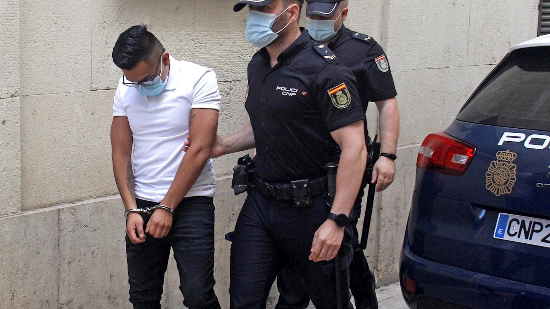 Uno de los cuatro integrantes de la llamada "manada de Callosa" llega a la Audiencia Provinical de Alicante para la celebración del juicio acusados de un presunto delito de violación en grupo