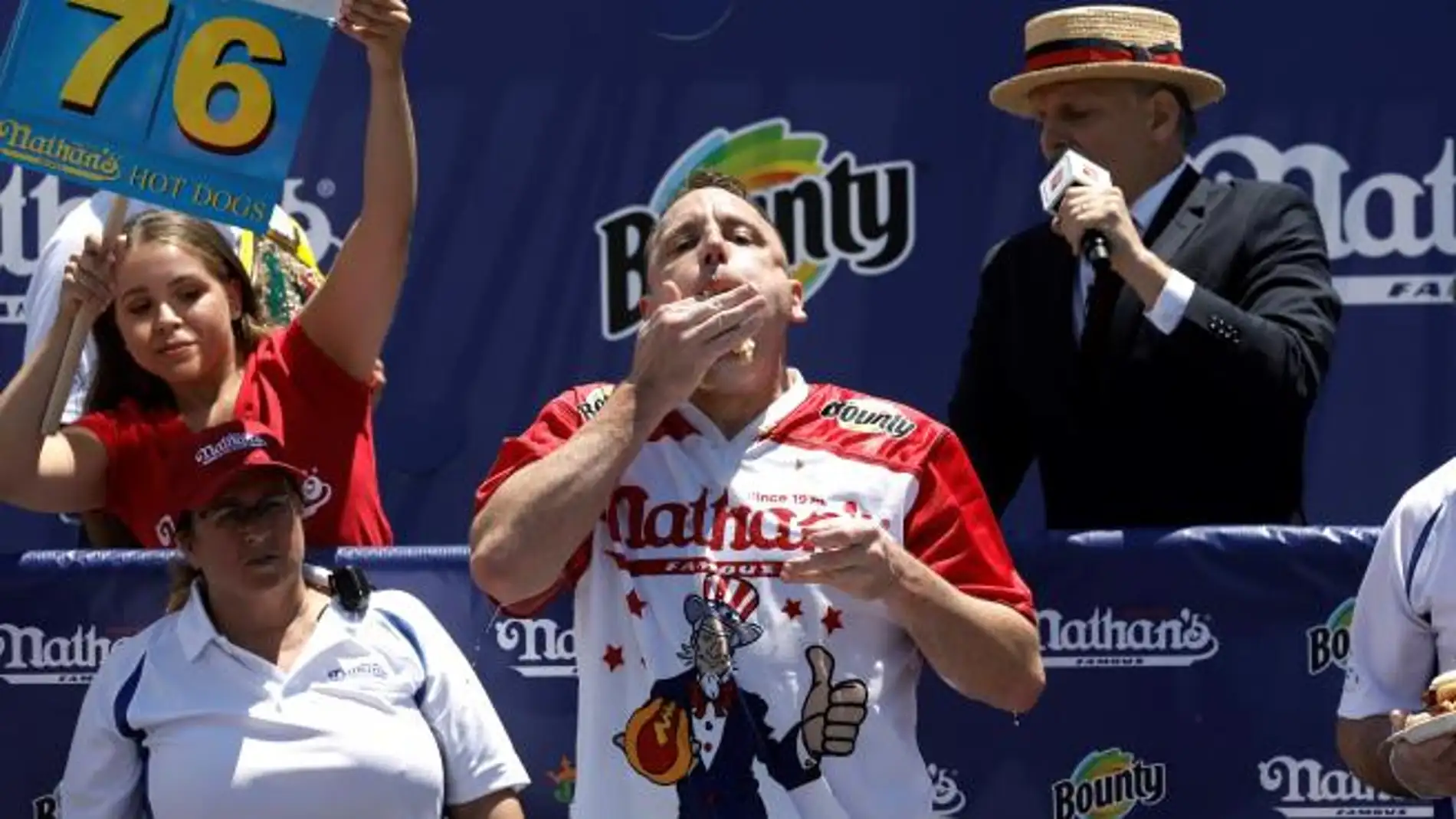 Joey Chestnut batiendo el récord