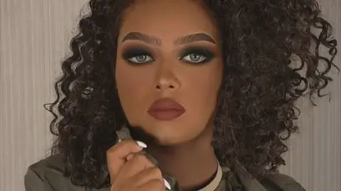 Modelo yemení encarcelada por posar sin velo Modelo yemení encarcelada por posar sin velo