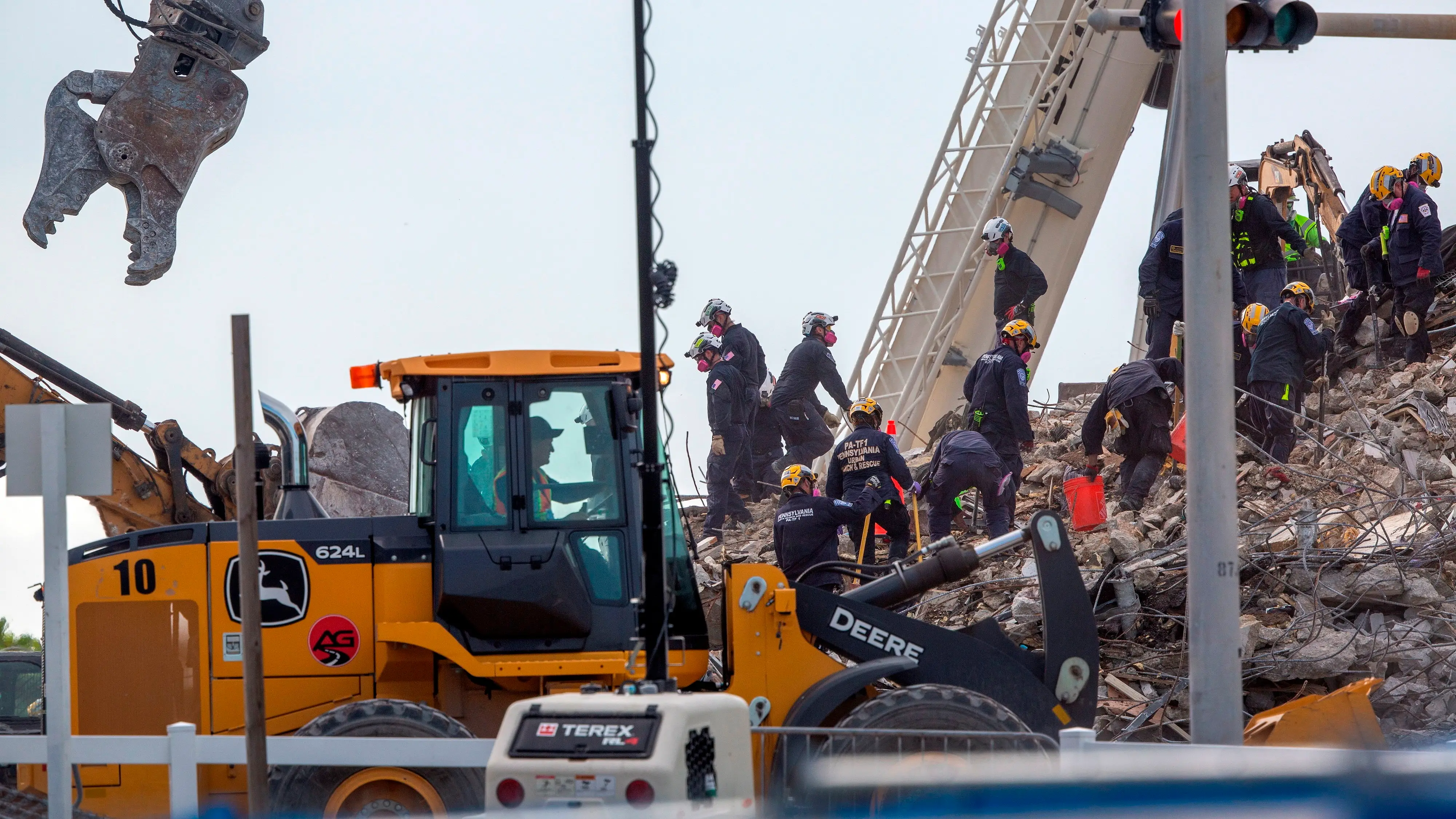 Ya son 32 las v&iacute;ctimas del derrumbe del edificio de Miami