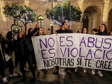 Foto de archivo: Concentración para protestar por la sentencia de la Manada de Pamplona Foto de archivo: Concentración para protestar por la sentencia de la Manada de Pamplona