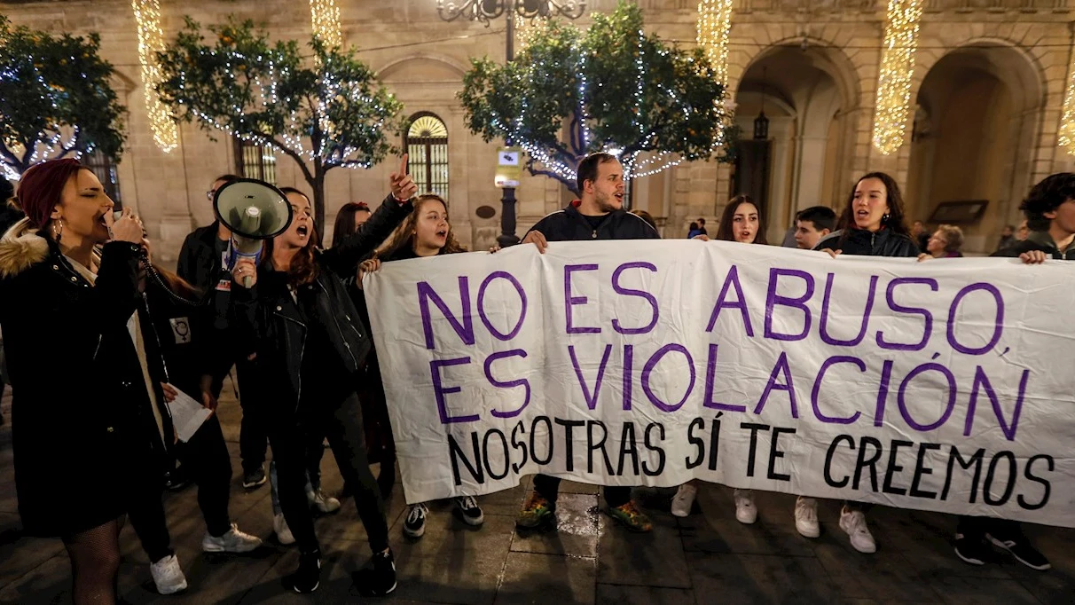 Foto de archivo: Concentración para protestar por la sentencia de la Manada de Pamplona Foto de archivo: Concentración para protestar por la sentencia de la Manada de Pamplona