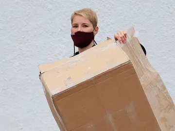 Soraya Arnelas, durante la mudanza a su nueva casa Soraya Arnelas, durante la mudanza a su nueva casa