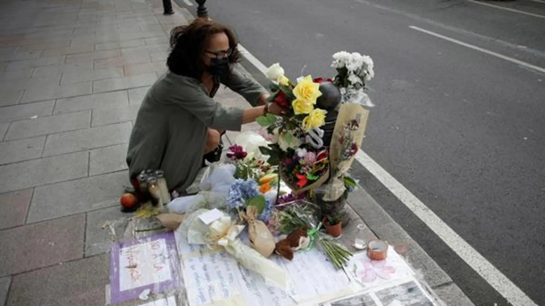 Una mujer deposita flores en el lugar en el que mataron a Samuel