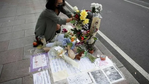 Una mujer deposita flores en el lugar en el que mataron a Samuel Una mujer deposita flores en el lugar en el que mataron a Samuel