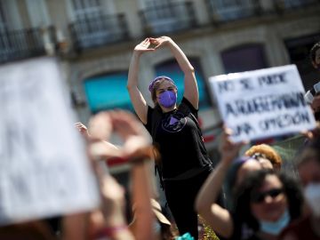 Centeneras de personas pertenecientes a organizaciones feministas se concentran este sábado en la Puerta del Sol de Madrid pedir "el cumplimiento íntegro de la agenda feminista y la paralización y derogación de las leyes trans"